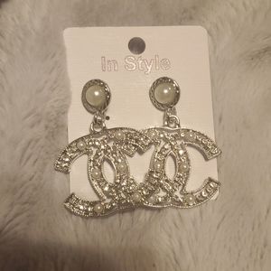 In style gorgeous pearl earrings